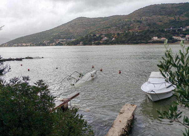 Nevrijeme u Dubrovniku potopilo gliser