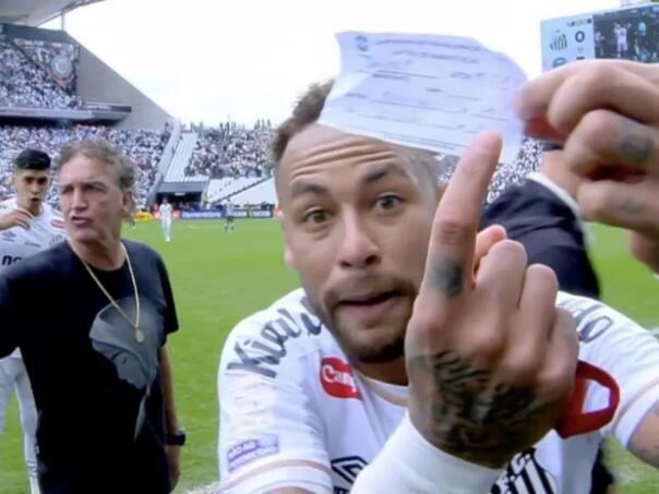 Neymar poludio zbog greške: Oteo papir i pokazao ga kamerama
