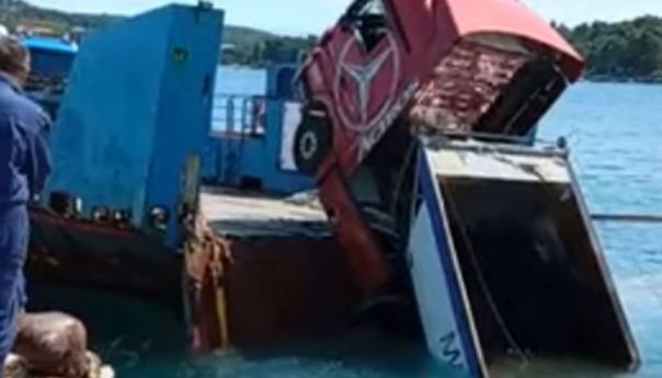 Nezgoda na Jadranu: Kamion ispao s broda u more