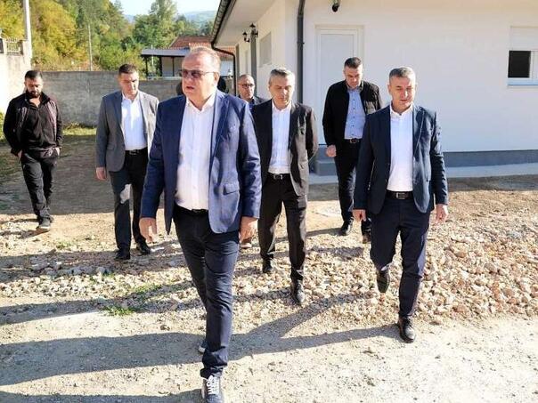 Nikšić i Dizdar obišli nove domove u Konjicu za porodice pogođene poplavama