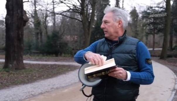 Nizozemski ekstremista u centru Haga pocijepao Kur'an