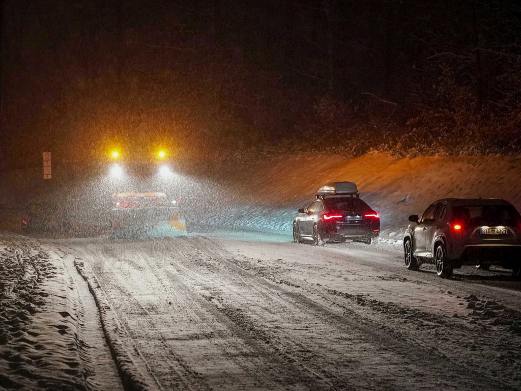 Njemačka: Obilne snježne padavine i ledena kiša poremetile saobraćaj