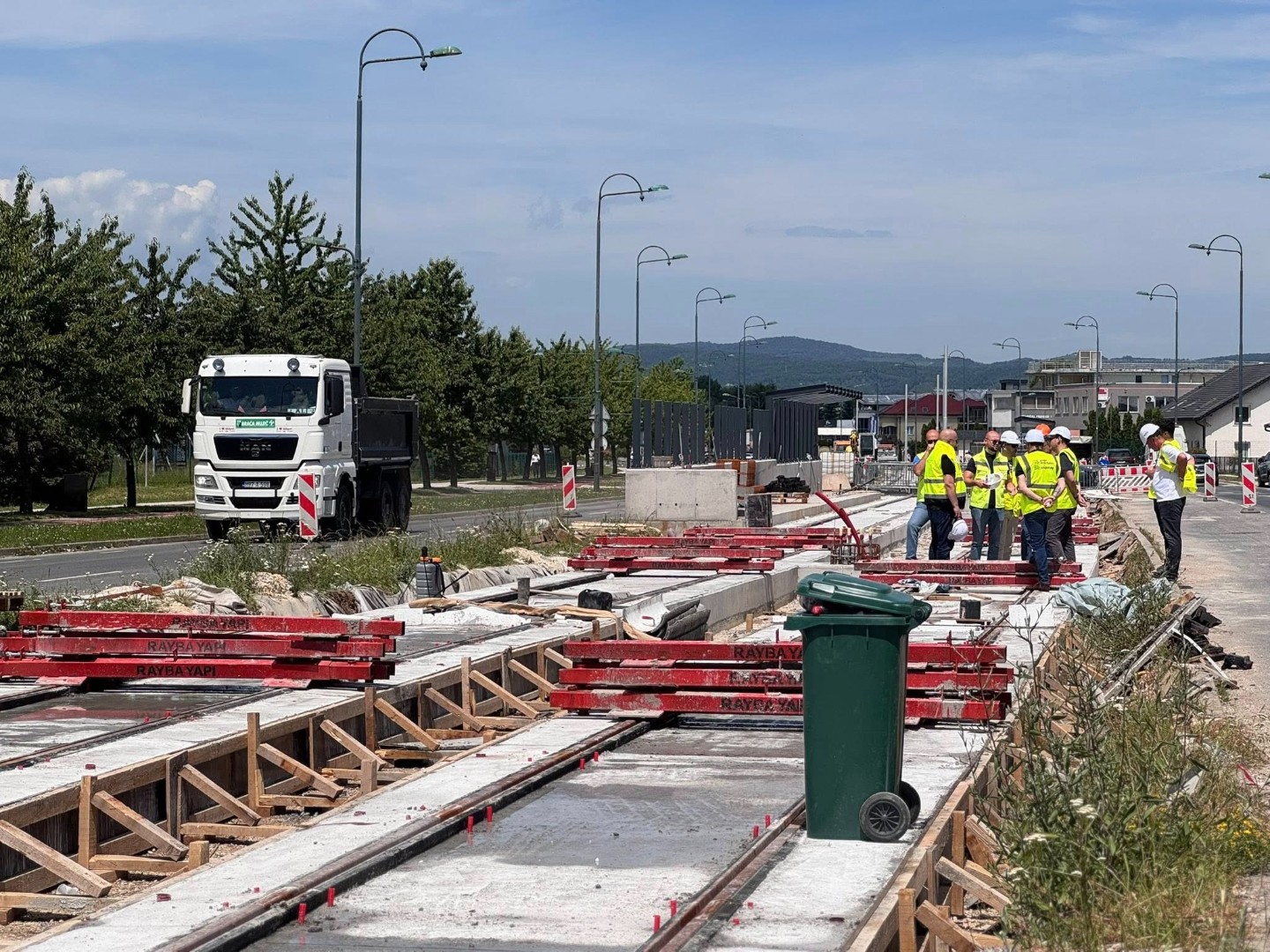 Nova faza radova: Stubovi kontaktne mreže podignuti na budućoj pruzi ka Hrasnici