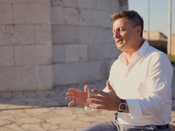 Nova pjesma Nihada Alibegovića - balada o vjernosti, ljubavi i vremenu koje nas mijenja