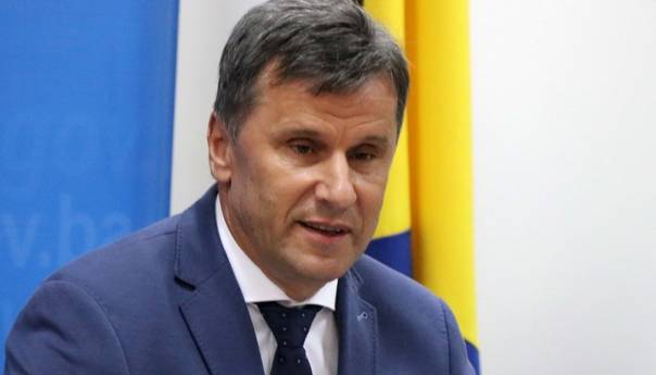 Novalić: Ekonomski rast omogućio povećanje minimalne plate na 700 KM