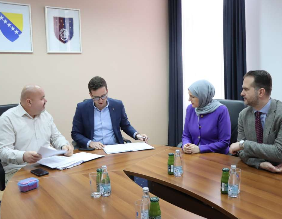 Novi Kolektivni ugovor: Prosvjetarima u KS veće plate i više godišnjeg 