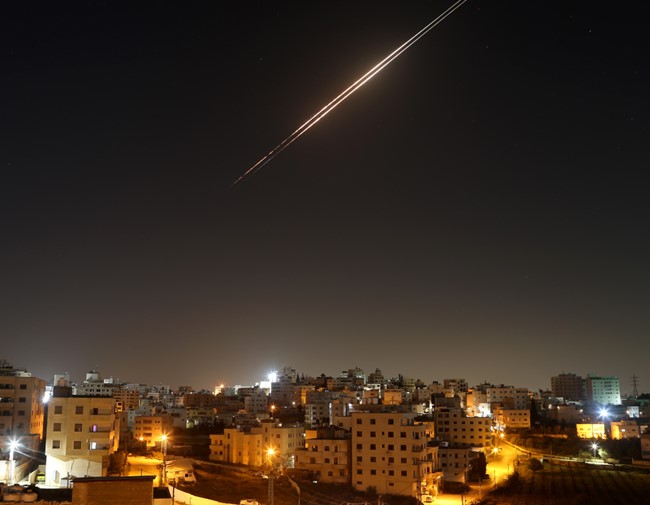 Novi napad na Izrael: Kazetno streljivo pogodilo Tel Aviv