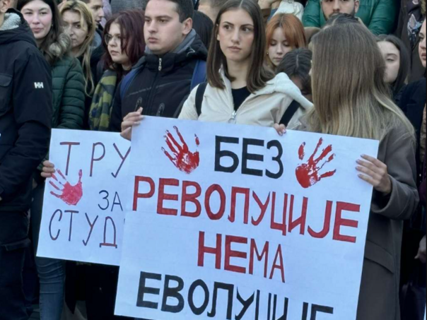 Novi Sad: Protest studenta i građana ispred zgrade suda