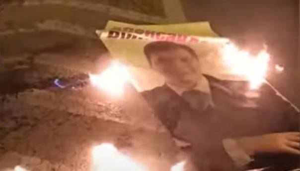 Novi Sad: Spaljen plakat sa slikom Vučića