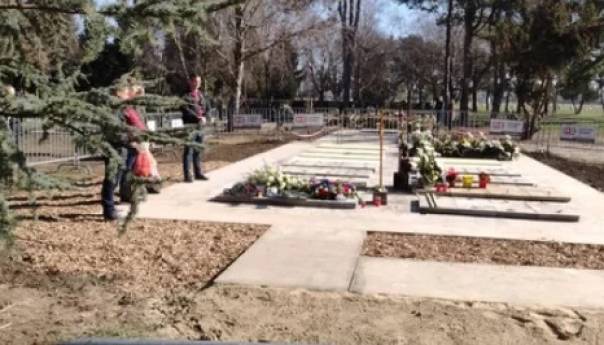 Novi Sad: U krugu najbližih pokopan Đorđe Balašević, tamburaši svirali ‘Oliveru‘