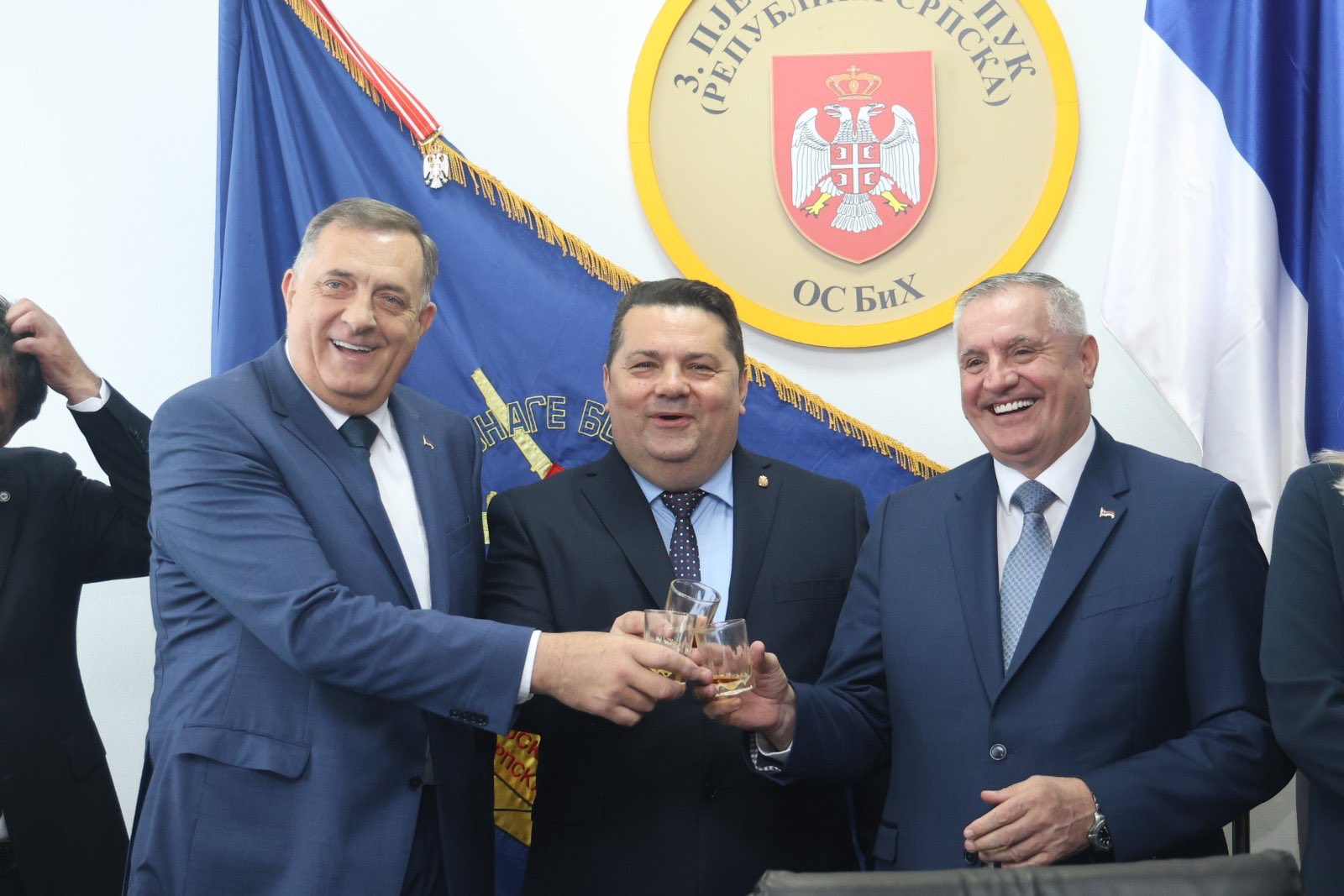Novi šamar institucijama BiH: Nasmijani trojac nazdravlja u kasarni 'Kozara'