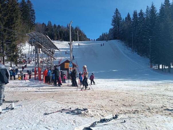 Novi snijeg omogućio skijanje na Ponijerima