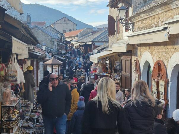 Novogodišnja šetnja: Mostar prvog dana nove godine pun turista