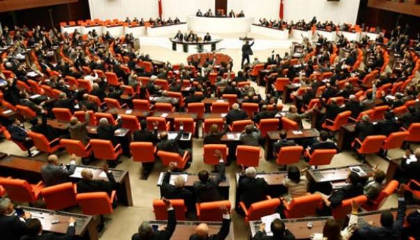 Novoizabrani poslanici u petak polažu zakletvu