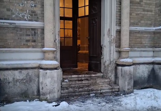 Novosađanka (25) zapalila vrata katoličke crkve