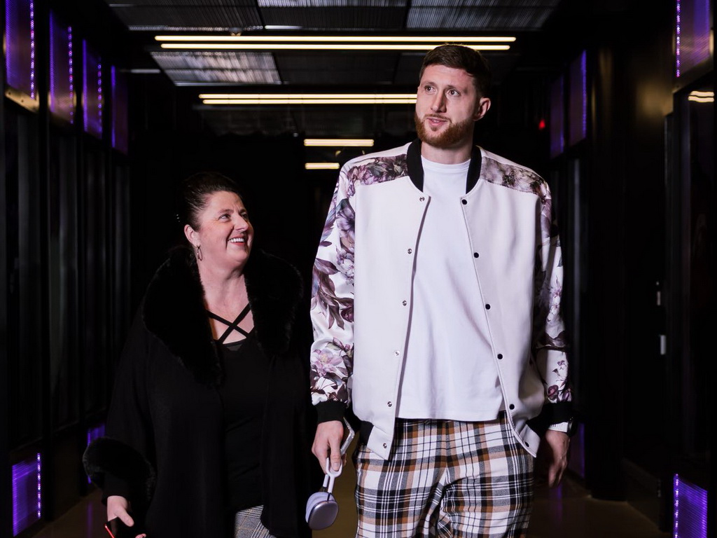 Nurkić s majkom u dvorani: Jazz slavio protiv Dallasa