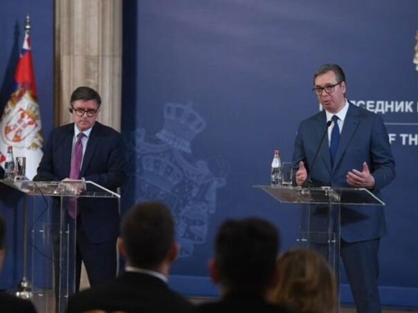 O'Brien pred Vučićem o Srebrenici: Suočite se s istinom!