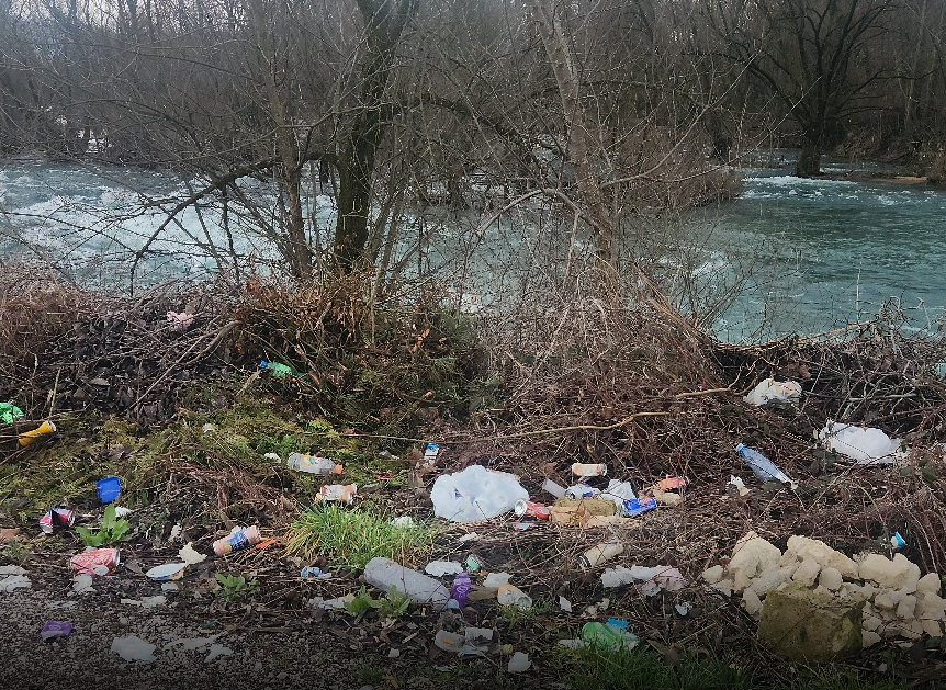 Obala Une ponovo zatrpana smećem: Mještani apeluju na odgovornost