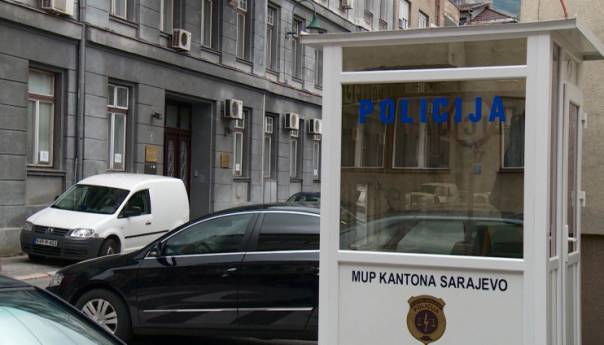 MUP KS: Grupa osoba u bijelim mantilima pljačka stanove