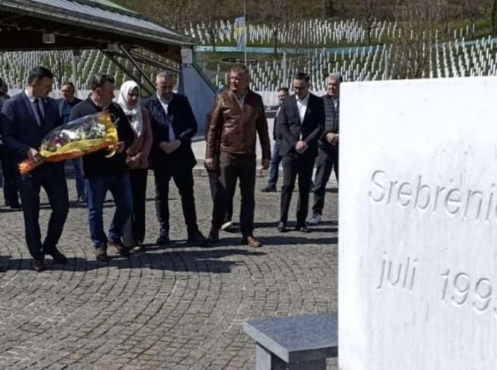 Obilježen Dan ARBiH: Položeno cvijeće na mezarjima i spomen obilježjima u TK-u i Podrinju