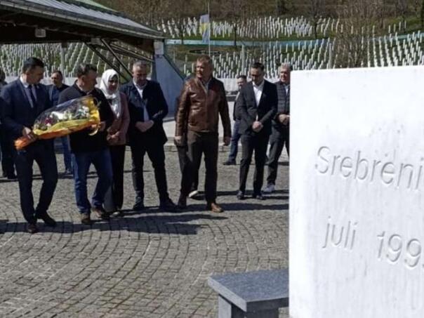 Obilježen Dan ARBiH: Položeno cvijeće na mezarjima i spomen obilježjima u TK-u i Podrinju