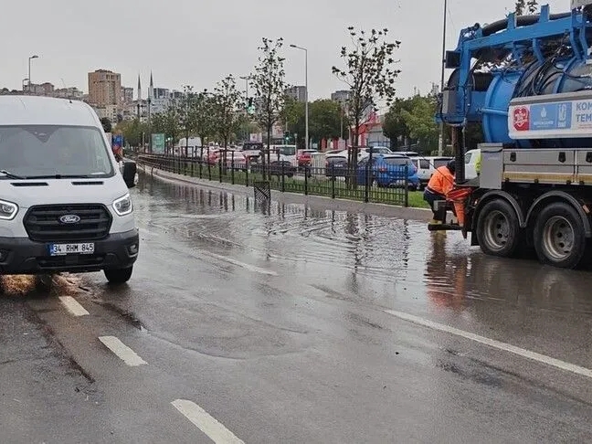 Obilne kiše poplavile ulice Istanbula, vozači zarobljeni u bujicama
