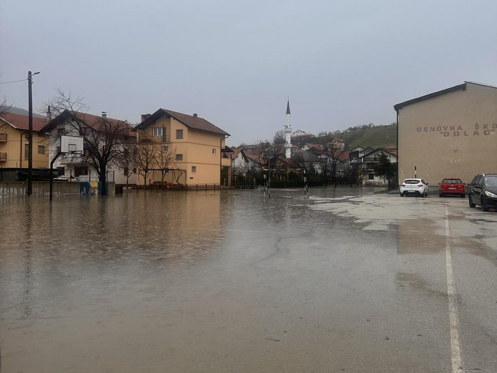 Obilne padavine izazvale brojne probleme u Travniku, otkazana nastava u OŠ Dolac