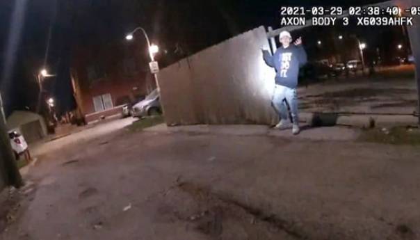 Objavljen snimak kada je policajac upucao 13-godišnjaka u Chicagu