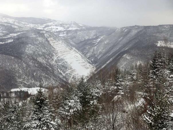 Oblačno jutro, snijeg na višim područjima