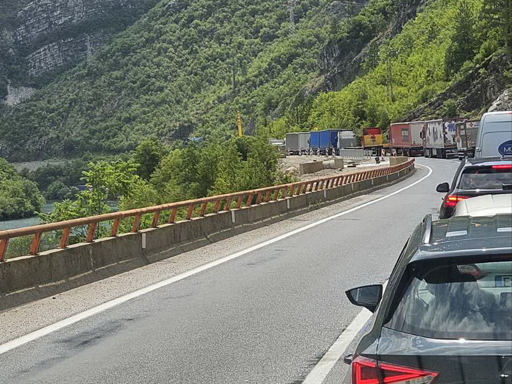 Oboren dalekovod kod Jablanice: Teretna vozila čekaju, putnička prolaze naizmjenično