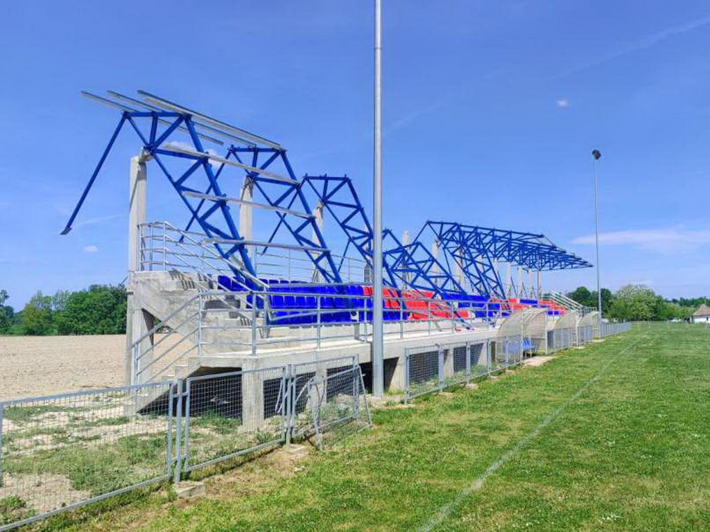 Obrušio se dio nadstrešnice na fudbalskom igralištu u mjesnoj zajednici Gornji Brezik