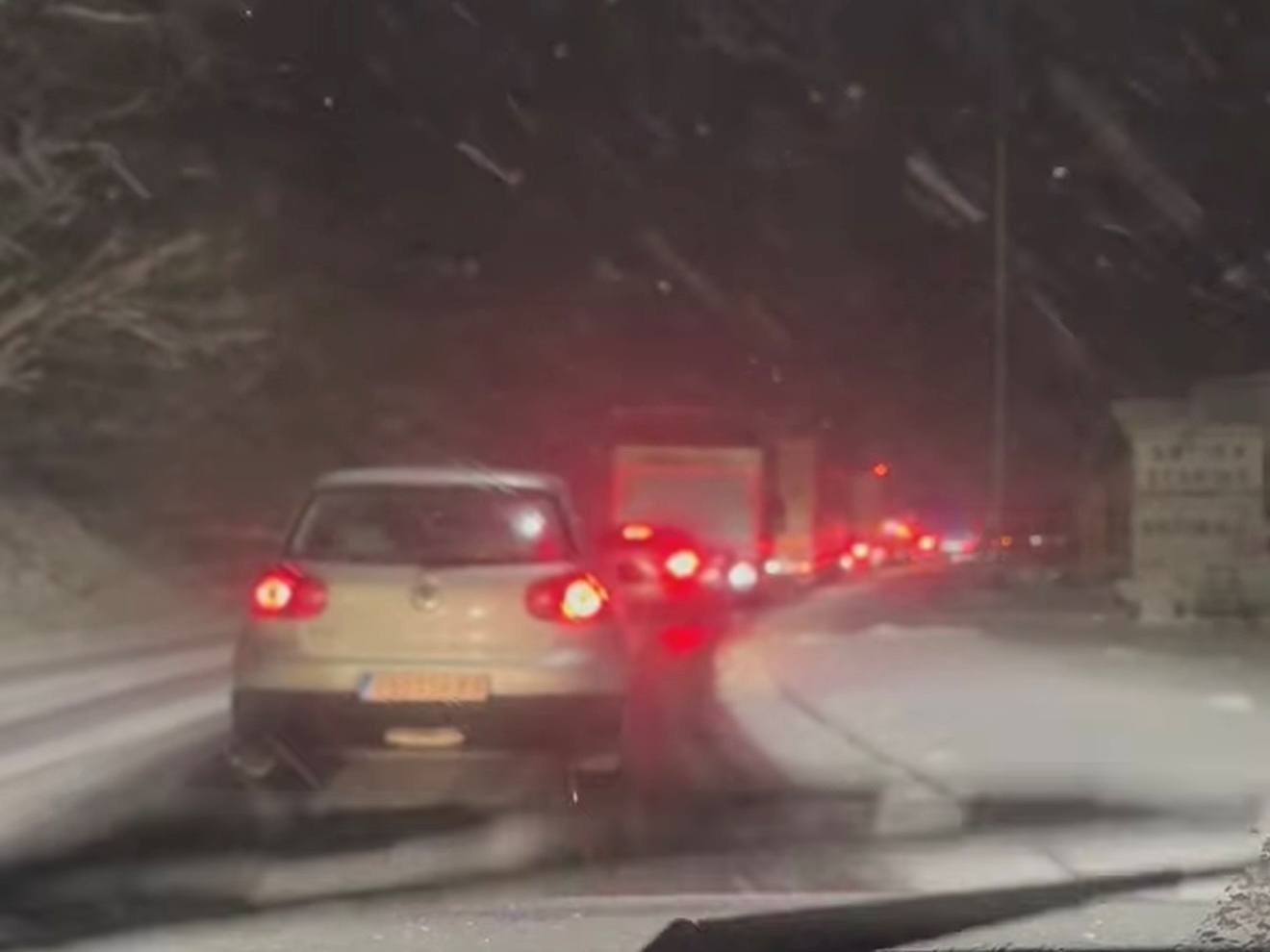 Obustavljen saobraćaj na putu Sarajevo-Konjic, popriječila se cisterna na Bradini