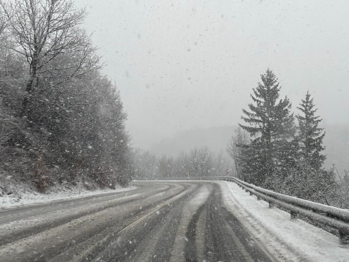 Obustavljen saobraćaj za teretna vozila na više magistralnih puteva