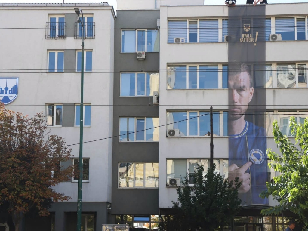 Od Grbavice do svjetskih stadiona: Džeko osvanuo na zgradi Općine Novo Sarajevo