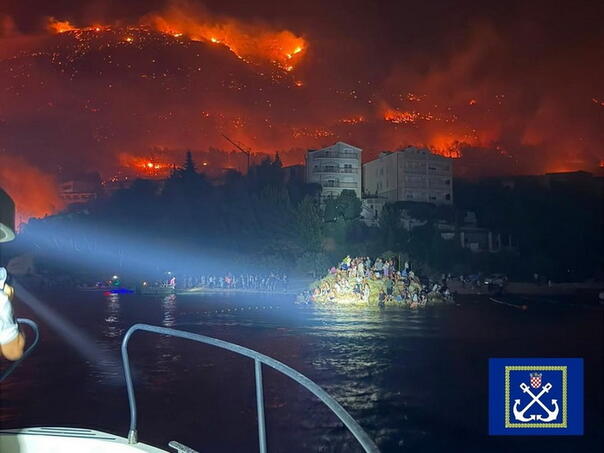 Od požara bježali u more: Spasioci izvukli 194 osobe, među njima i djecu