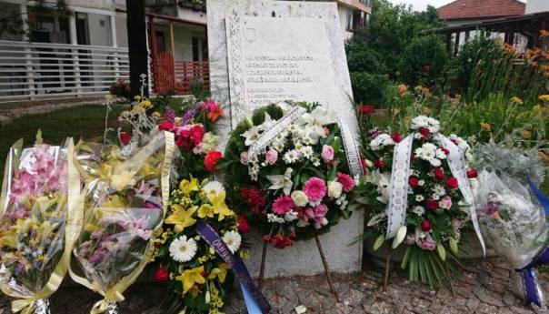 Odata počast žrtvama masakra u ulici Hakije Turajlića na Dobrinji