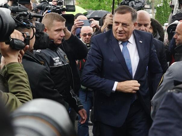 Odgovor Dodiku iz Potočara: Njegovo prisustvo u mezarju je uvreda za mrtve i neradnim i radnim danima