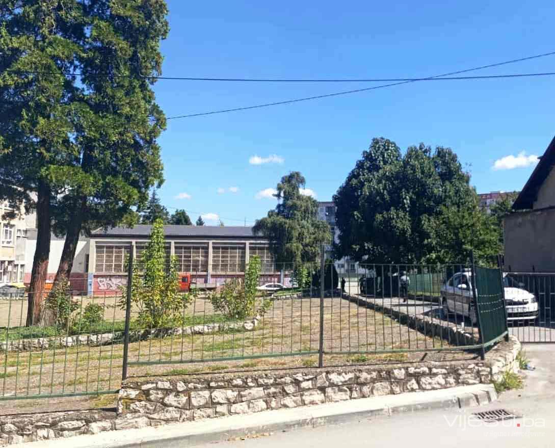 Određen pritvor maloljetniku iz Tuzle koji je nožem izbo mladića kod škole Kreka
