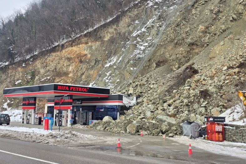 Odron kamenja pao na benzinsku pumpu kod Zvornika