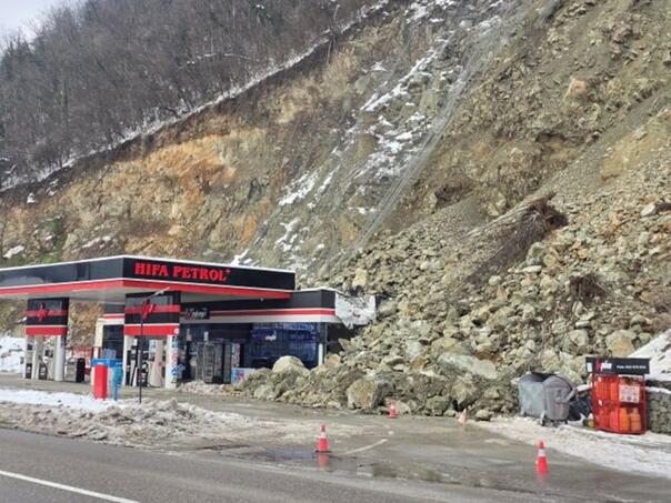 Odron kamenja pao na benzinsku pumpu kod Zvornika