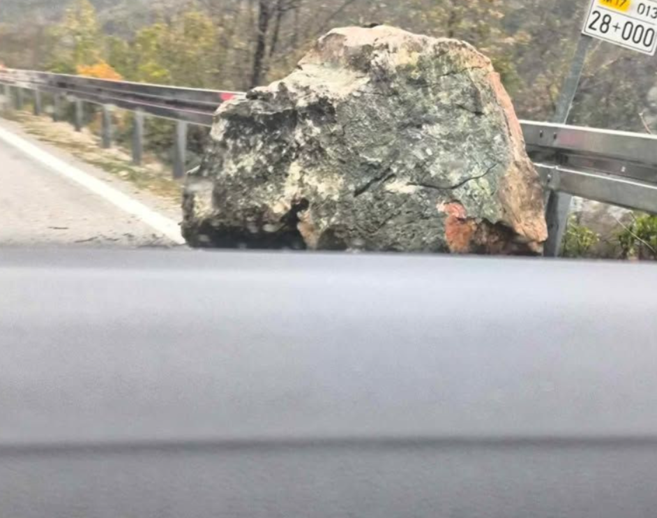 Odron kod Jablanice, saobraća se jednom trakom   