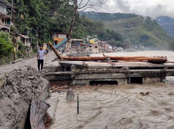 Odroni i poplave na Himalajima: Turisti zaglavljeni, najmanje desetoro mrtvih