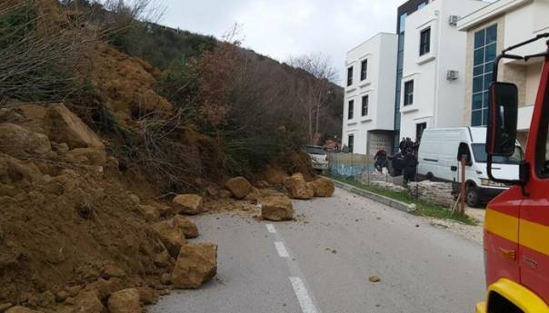Odronio se dio brda kod Ulcinja, tri osobe povrijeđene