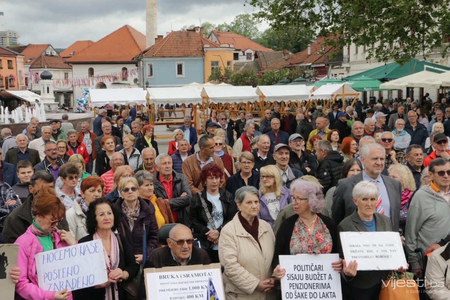 Održan protest penzionera u Tuzli, traže usklađivanje s prosječnom platom