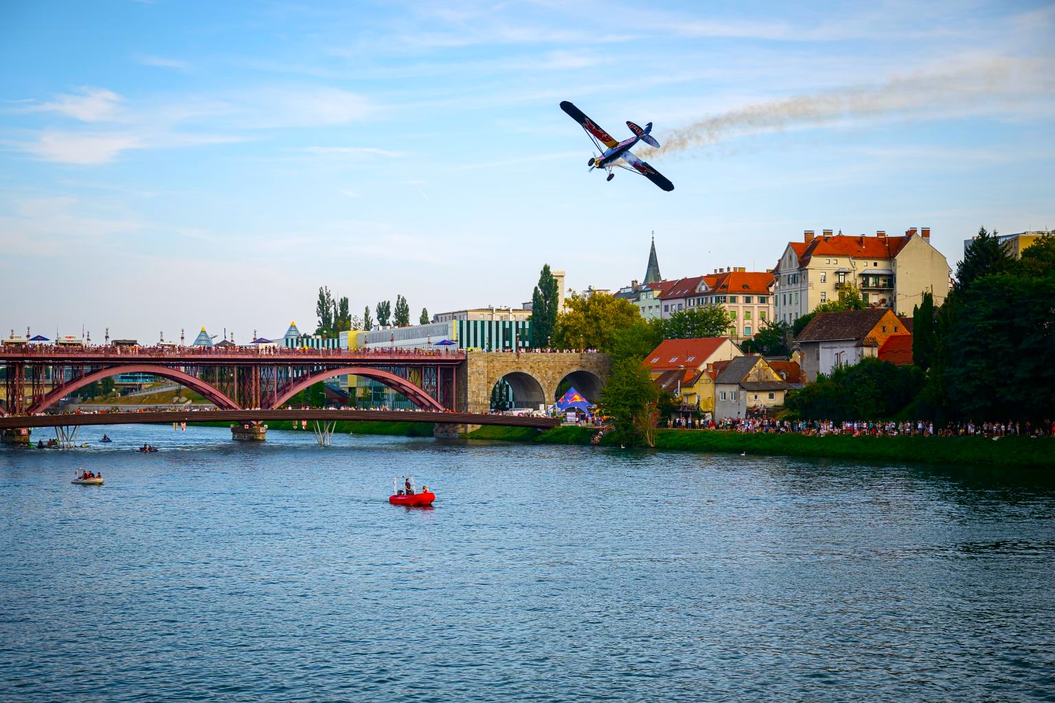 Održan spektakularni Red Bull Flugtag, iznad Drave poletjele ručno izrađene letjelice