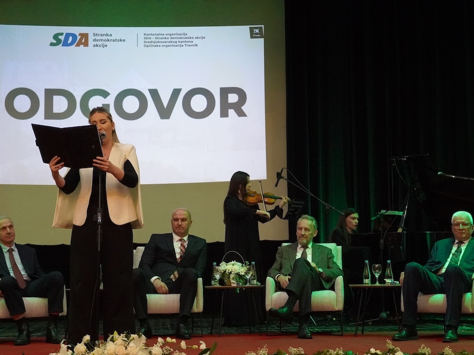 U Travniku održana javna tribina SDA "Odgovor"