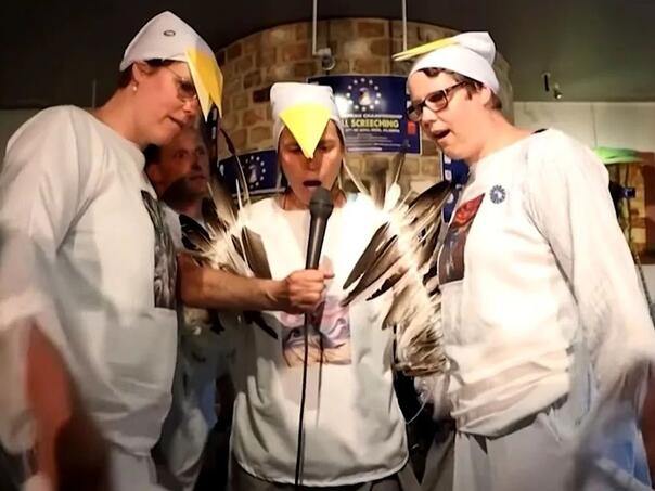 Takmičenje u oponašanju galebova: Učitelj "kriknuo" i osvojio prvo mjesto