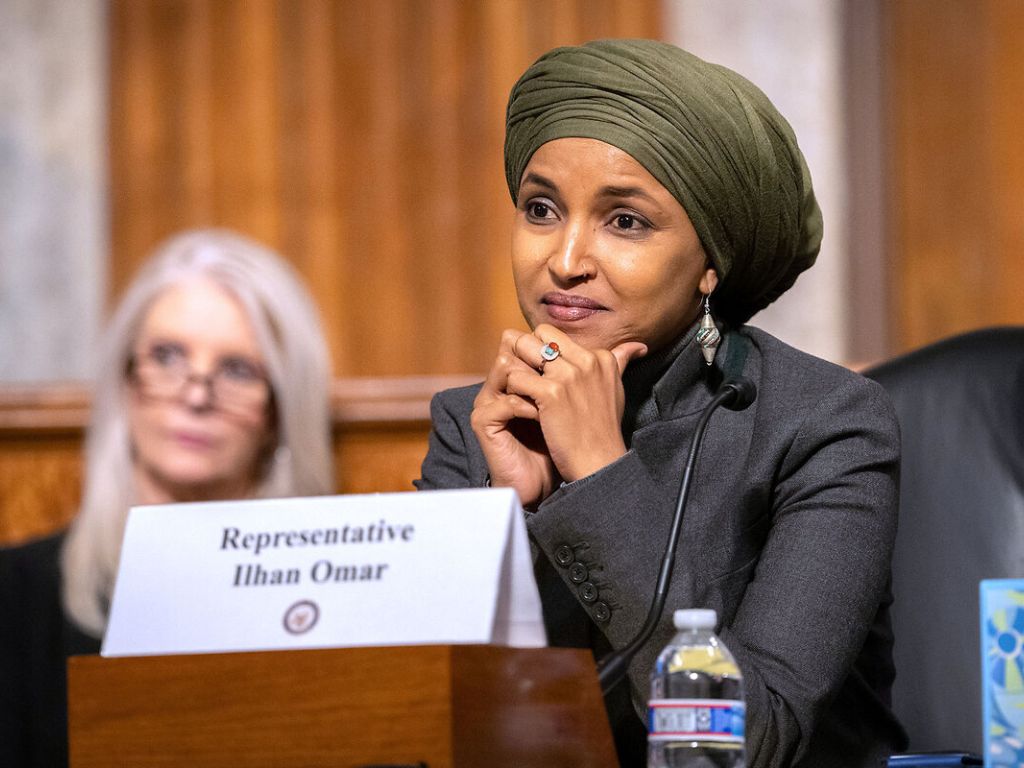 Oduzet telefon Ilhan Omar, sudske pozive dobili i njeni rođaci