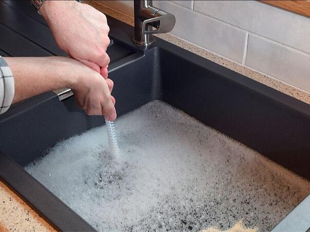 Odvod vam smrdi i sporo otiče? Rješenje se već nalazi u vašoj kuhinji