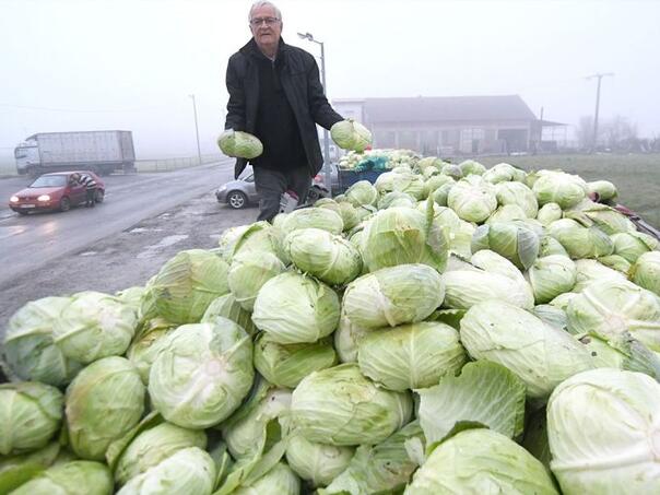 Ogorčeni poljoprivrednik podijelio 10 tona kupusa: "Plače mi se od muke!"